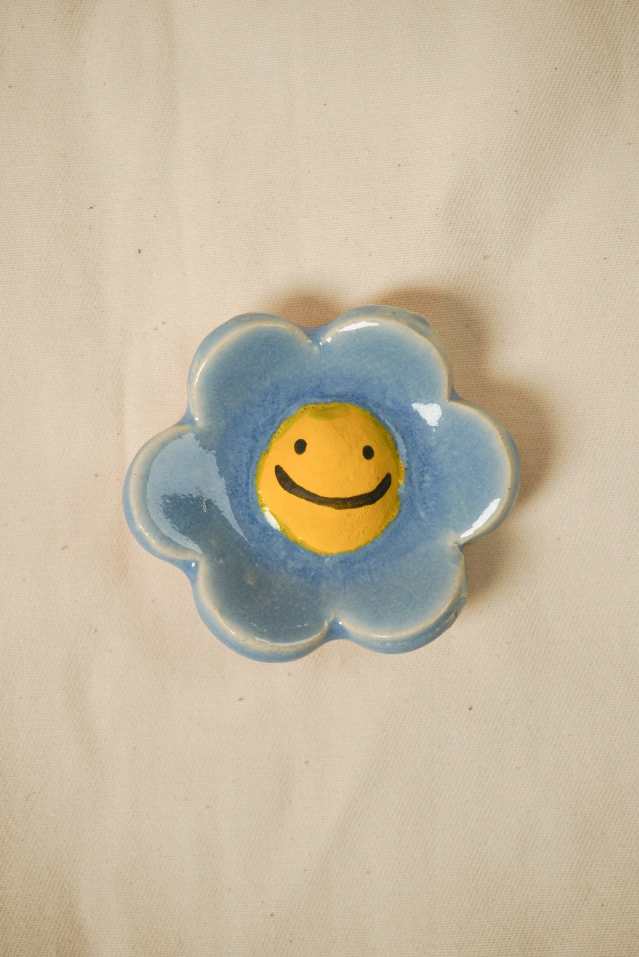 Niebieski ceramiczny magnes kwiatek z uśmiech