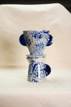 Kobaltowy dripper z dzbankiem do kawy