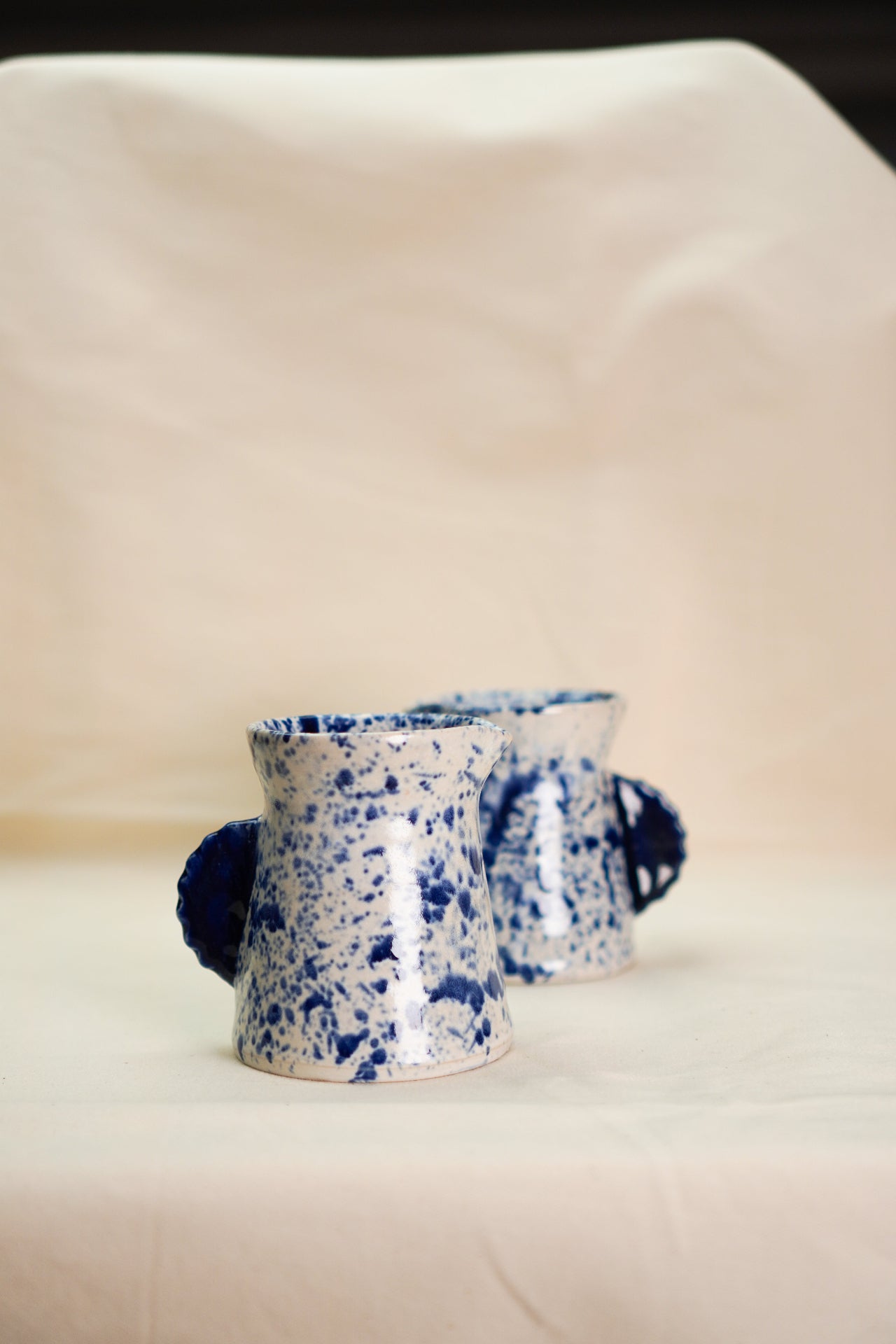 Dzbanki do kawy ceramiczne w kobaltowe ciapki.