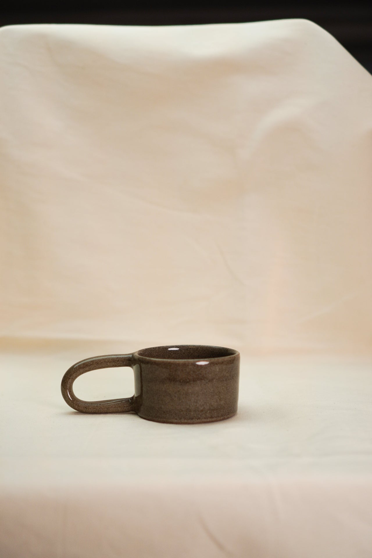 Fliżanka w kolorze antracytowym, ceramiczna.