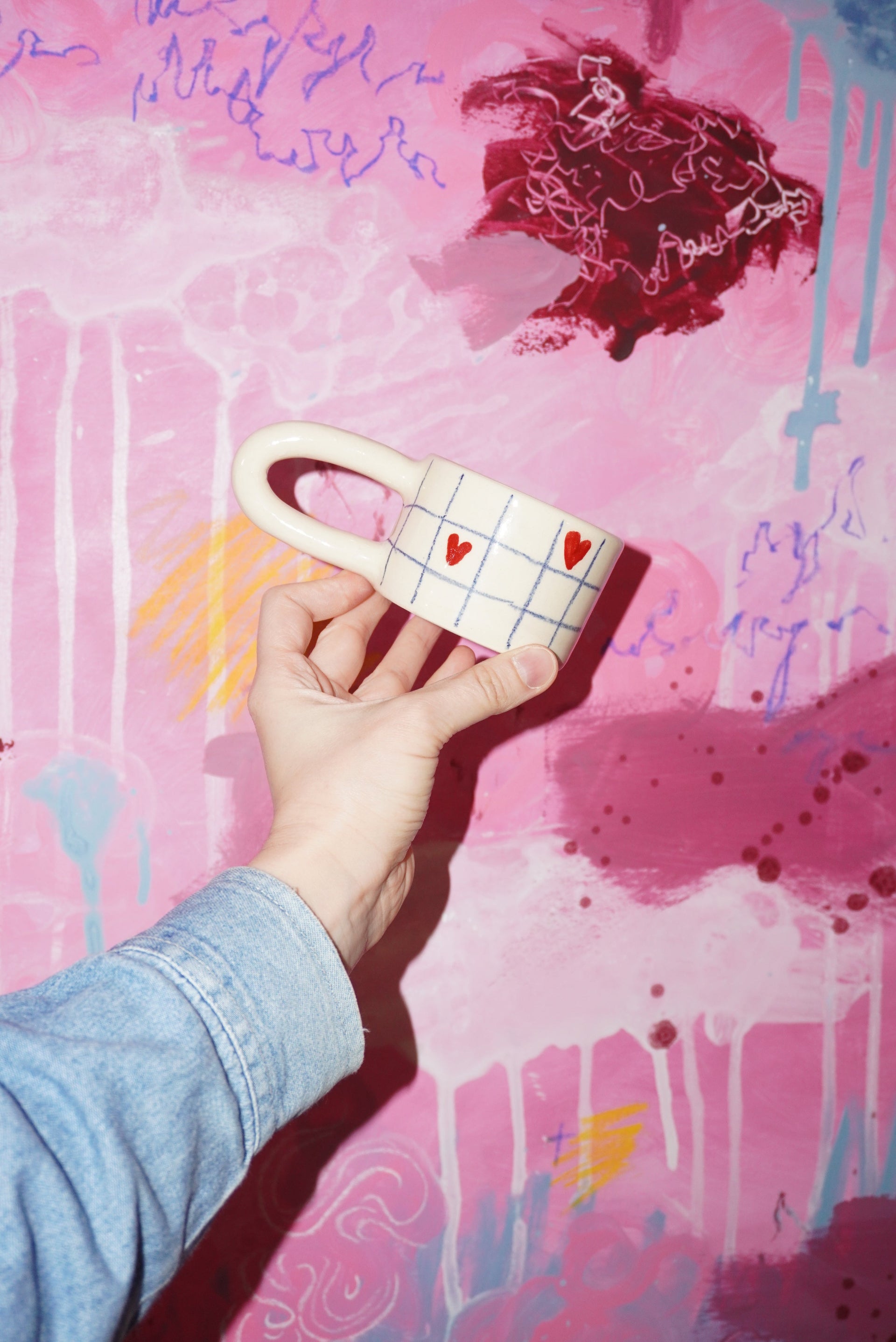 Filiżanka amore w ręce