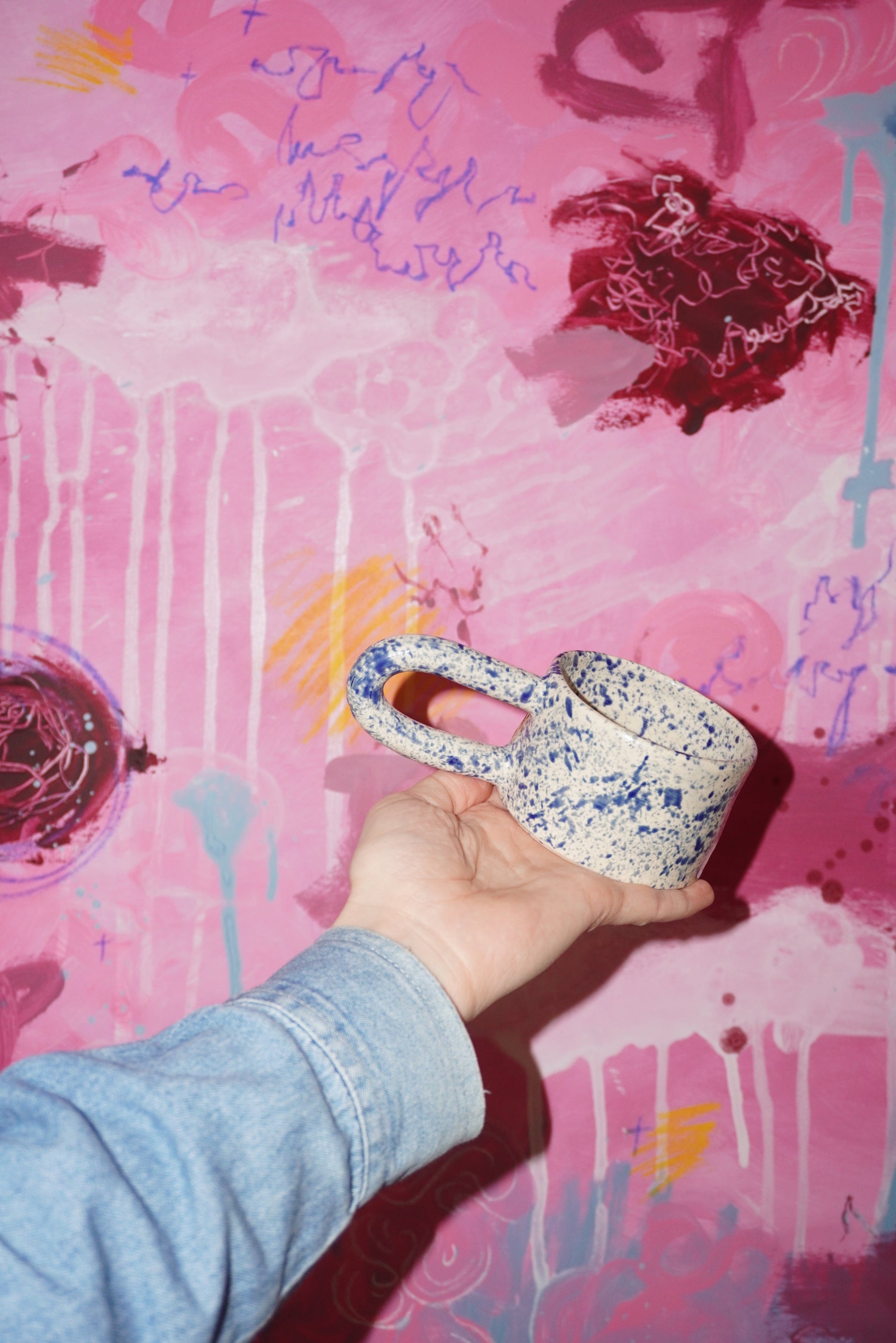 Kobalt filiżanka na tle obrazu