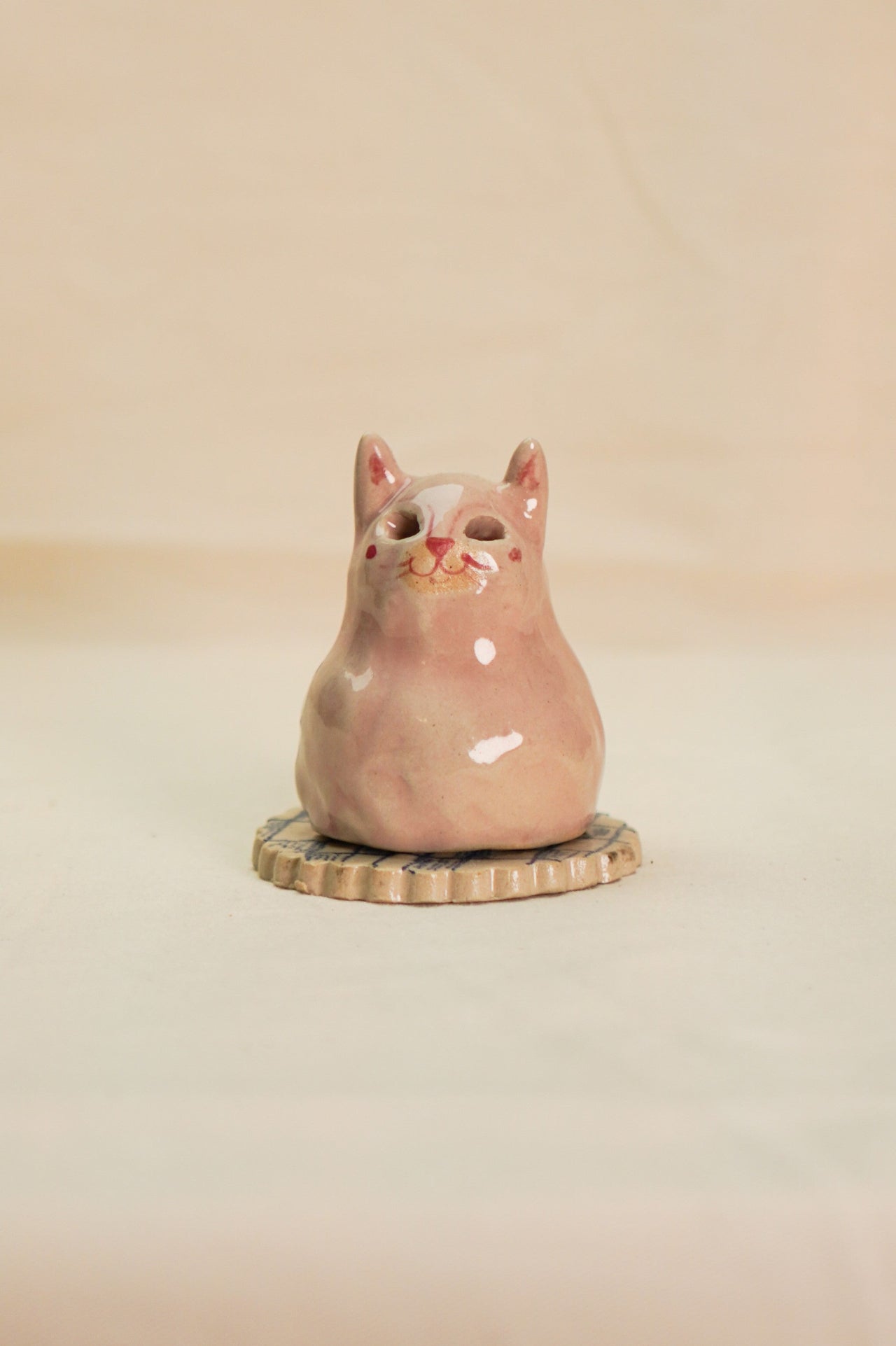 Kot różowy ceramiczny na kadzidło