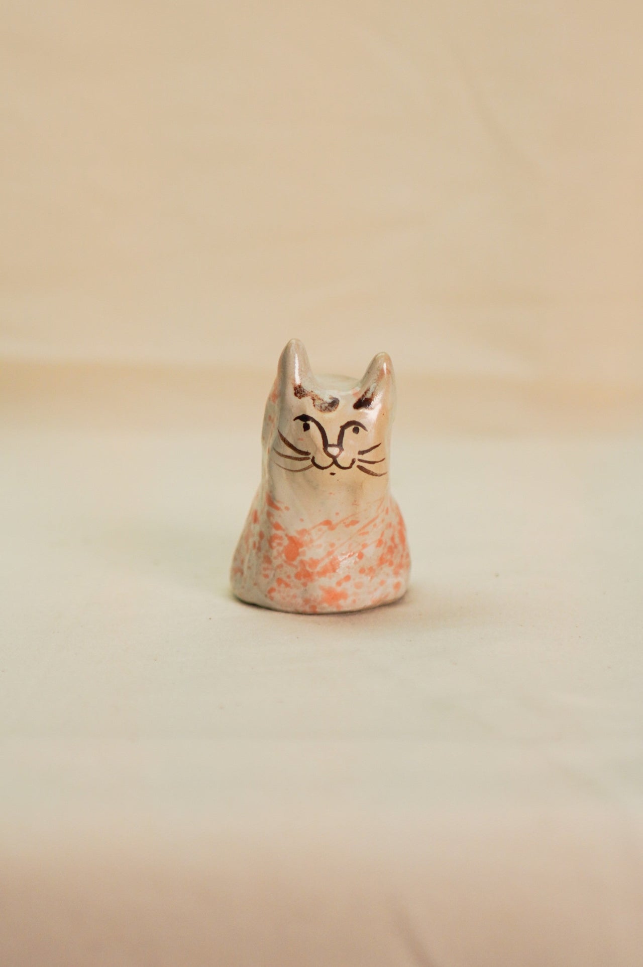 Kot pomarańczowy figurka ceramiczna