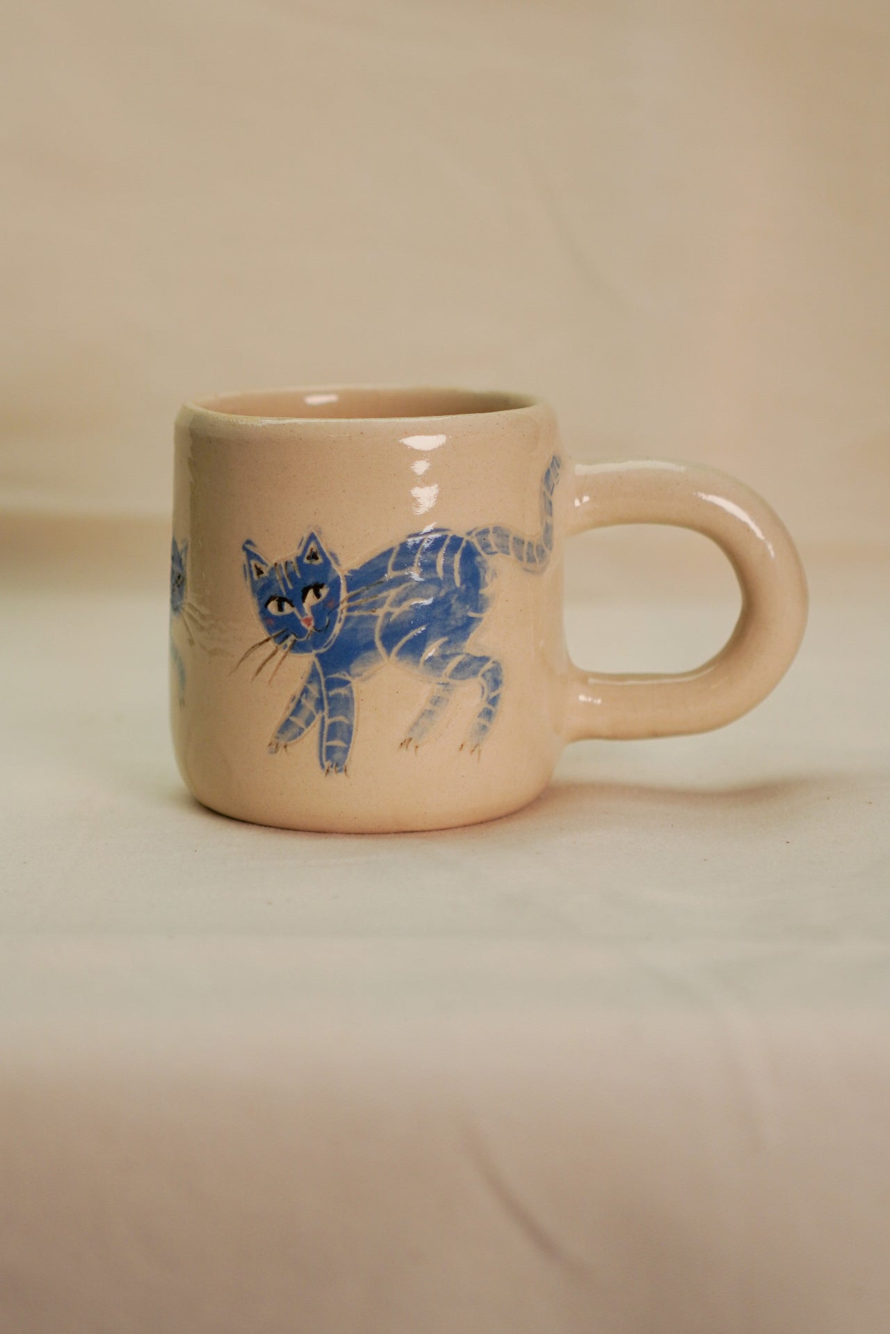 Ceramiczny kubek z niebieskim kotem