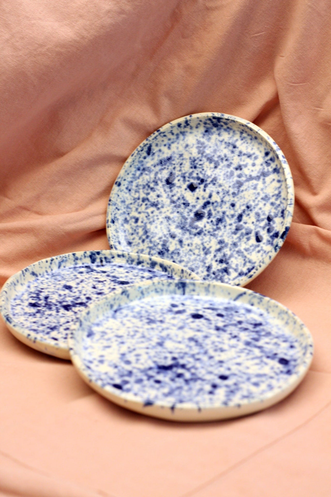 Małe talerze w kropki