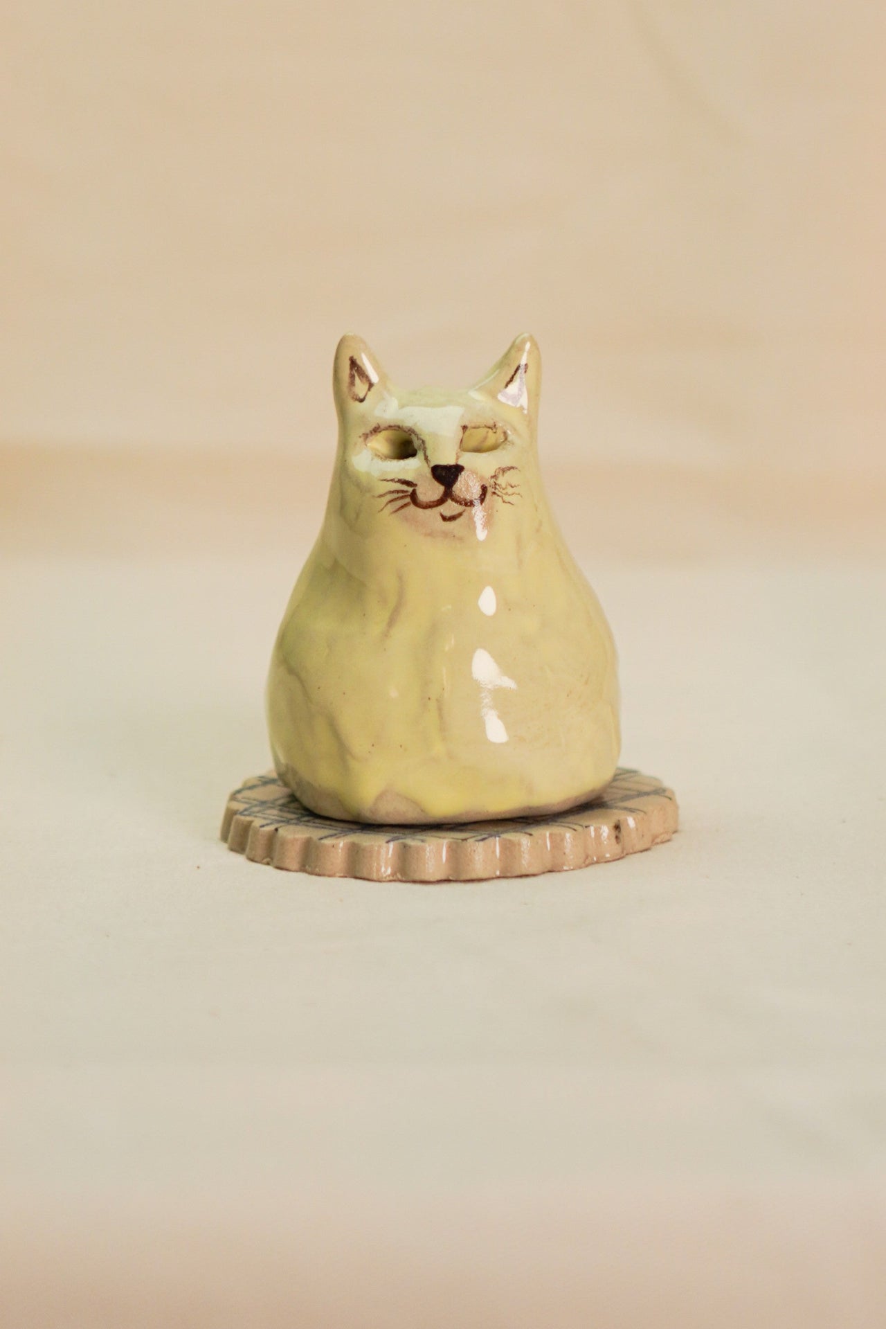 Maślany kot na kadzidło ceramiczny