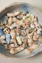 Mini figurki kotów i  psów ceramicznych.