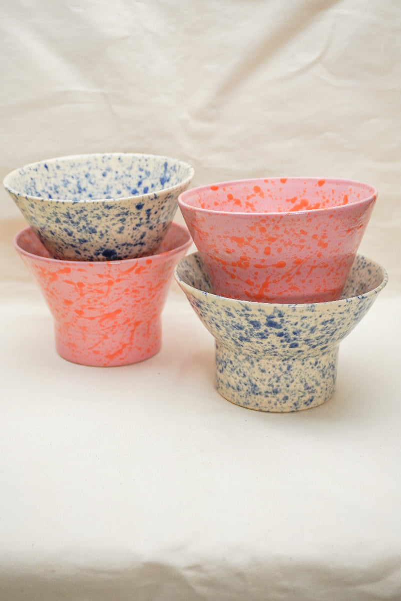 Miski kobaltowe i różowe