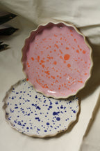 Nakrapiane talerze z falbanką