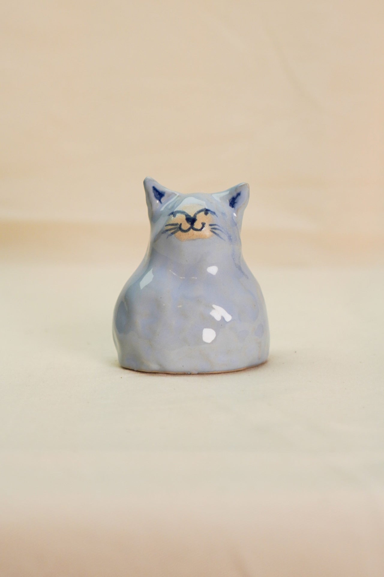 Niebieski kot figurka ceramiczna