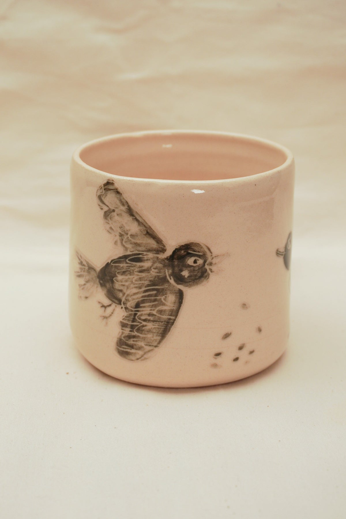 Ptak na kubku malowany