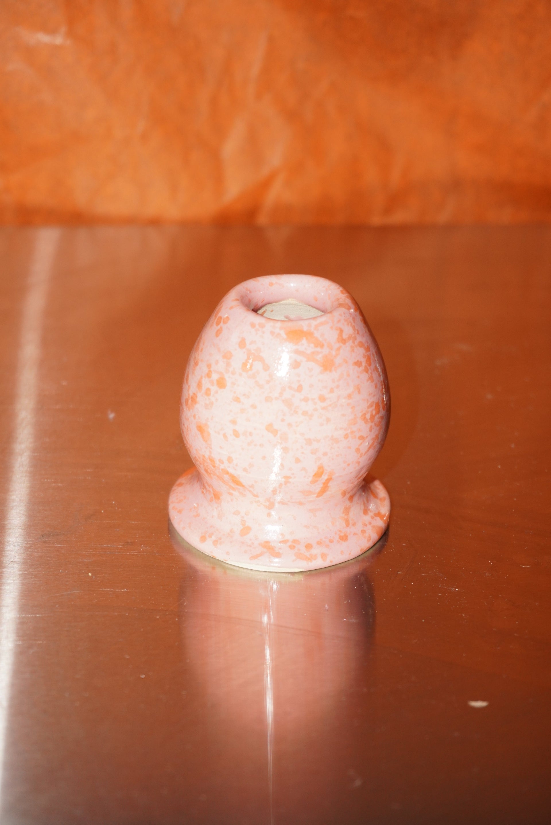 Rozowy stojak na chasen z bliska