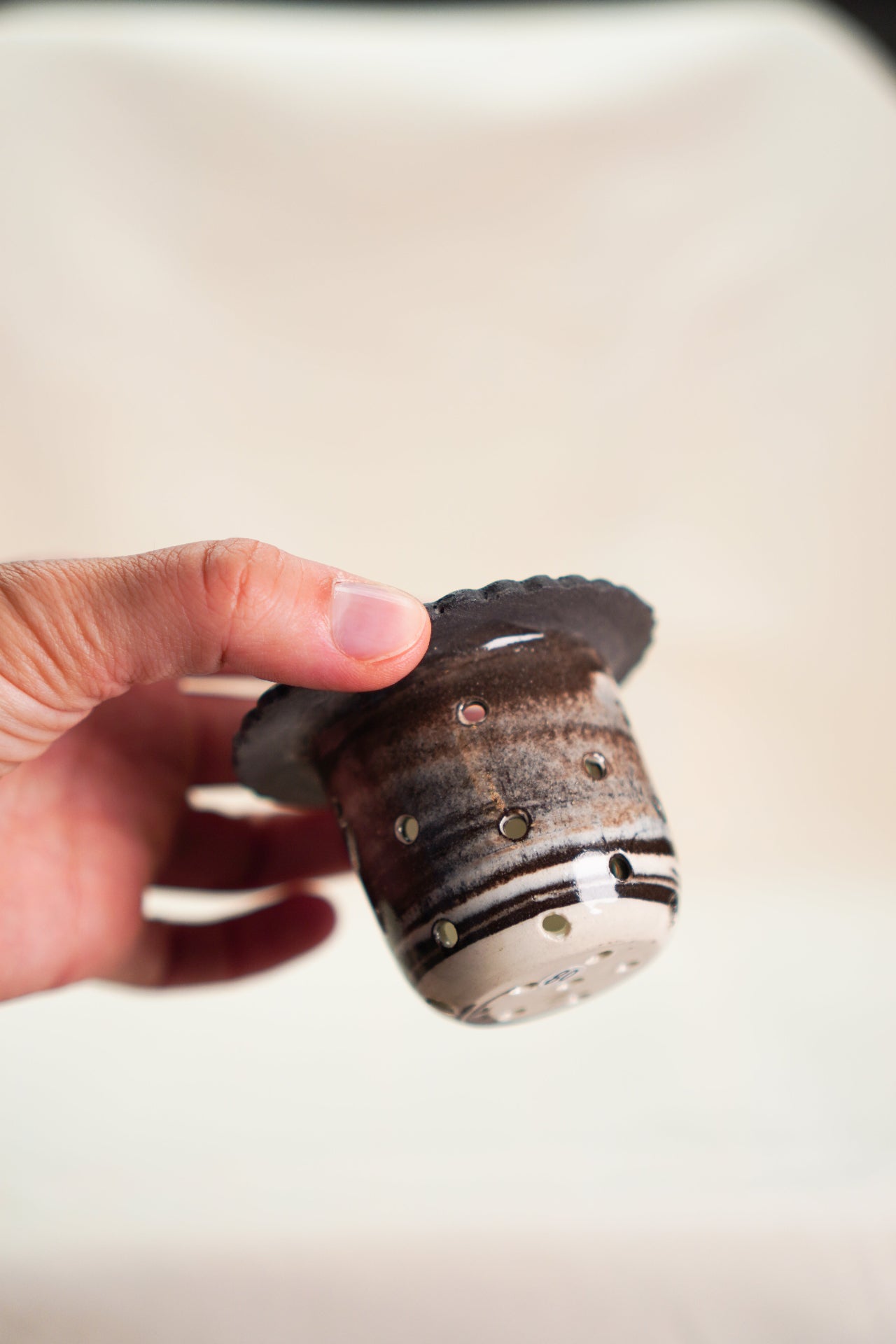 Ceramiczne, marmurkowe sitko na herbatę.