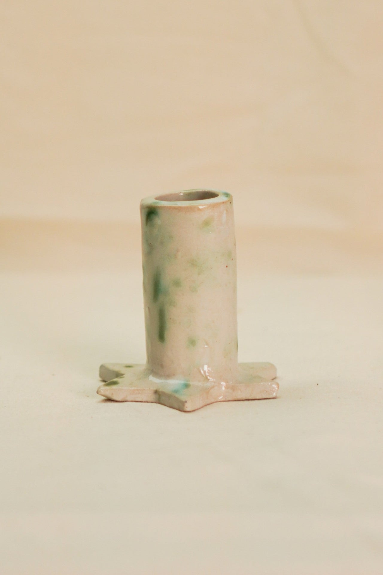 Zielony świecznik ceramiczny gwiazdka