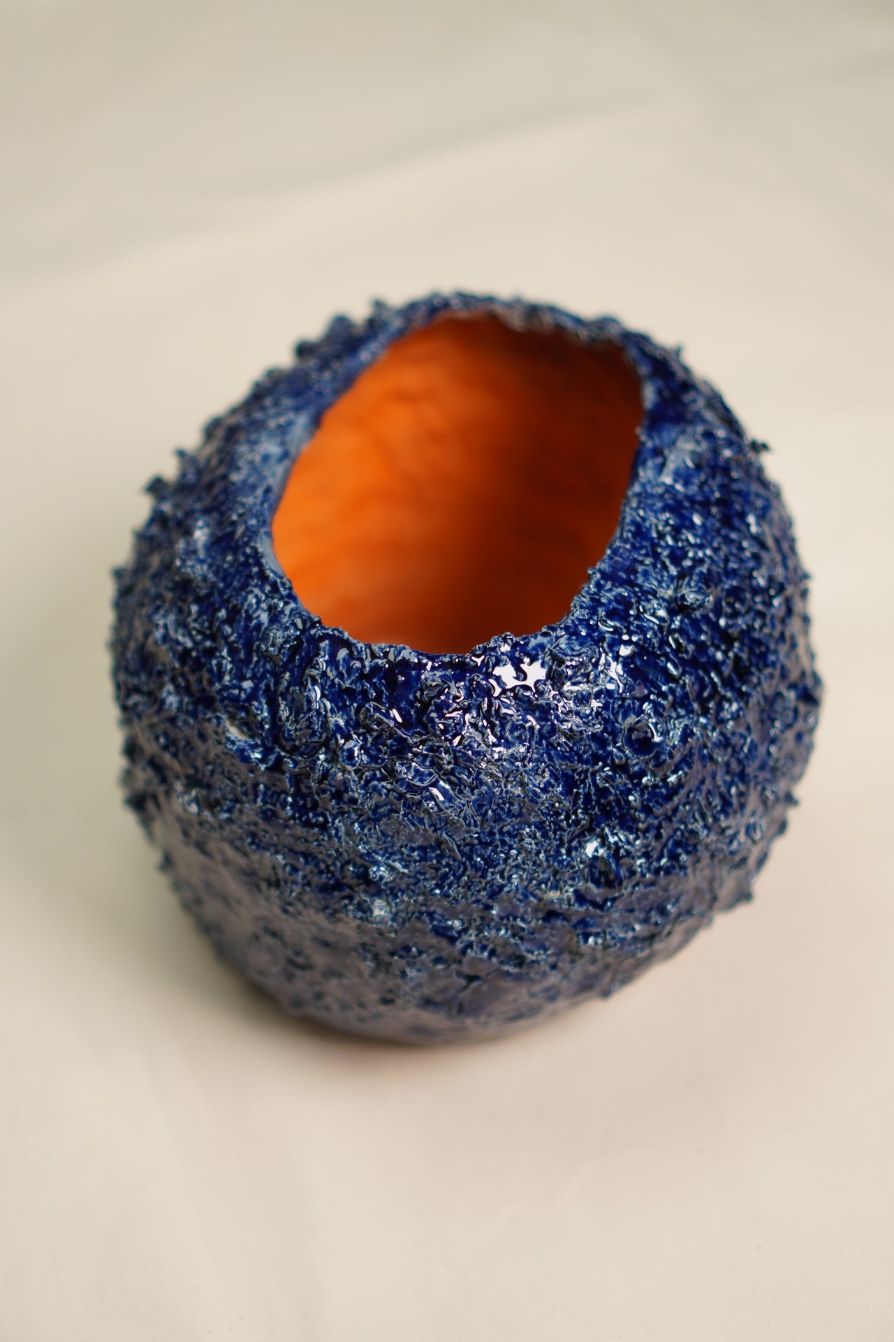 Wazon kobaltowy z pomarańczem w środku