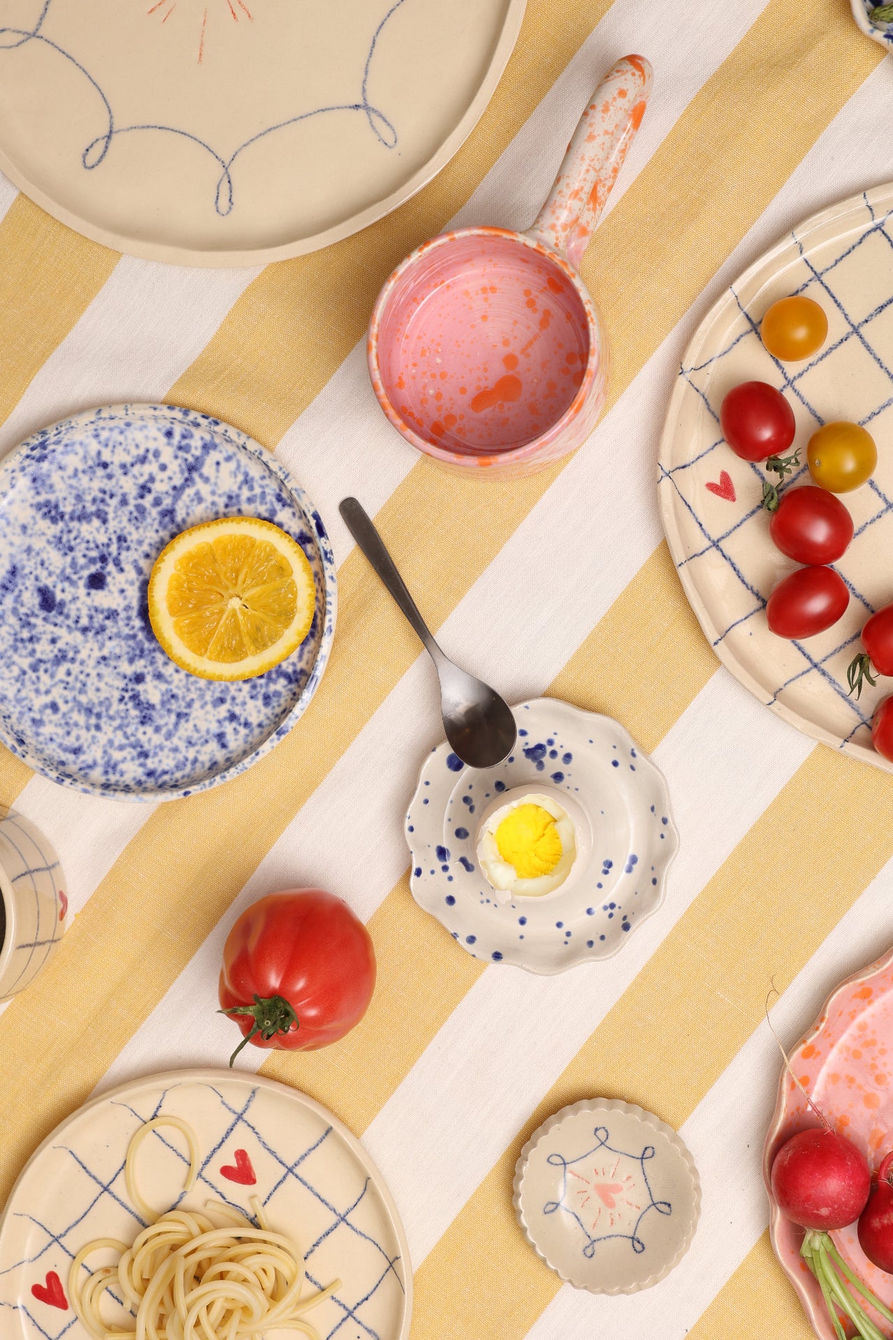 Widok stołu z talerzami Lvvia