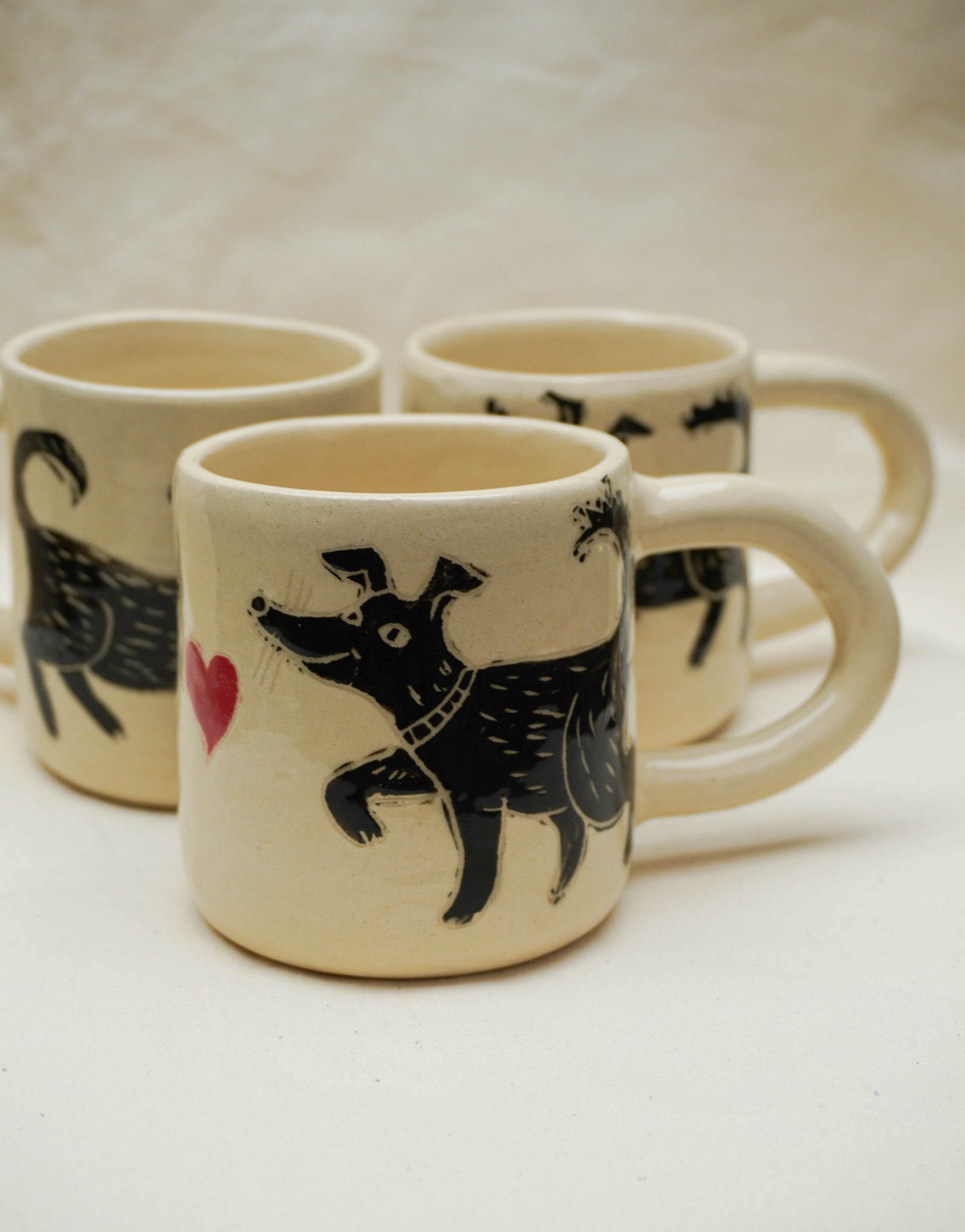 Zbliżenie na kubek z pieskiem