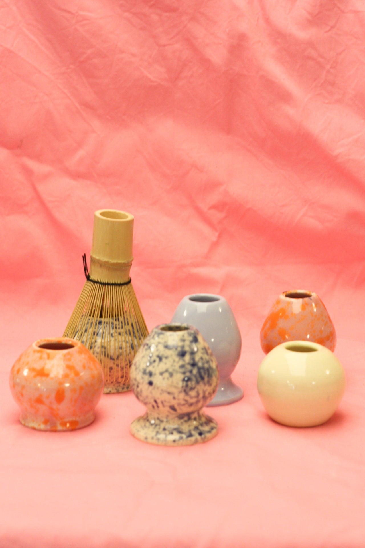 Zestaw kolorowych stojaków na chaseny do matchy