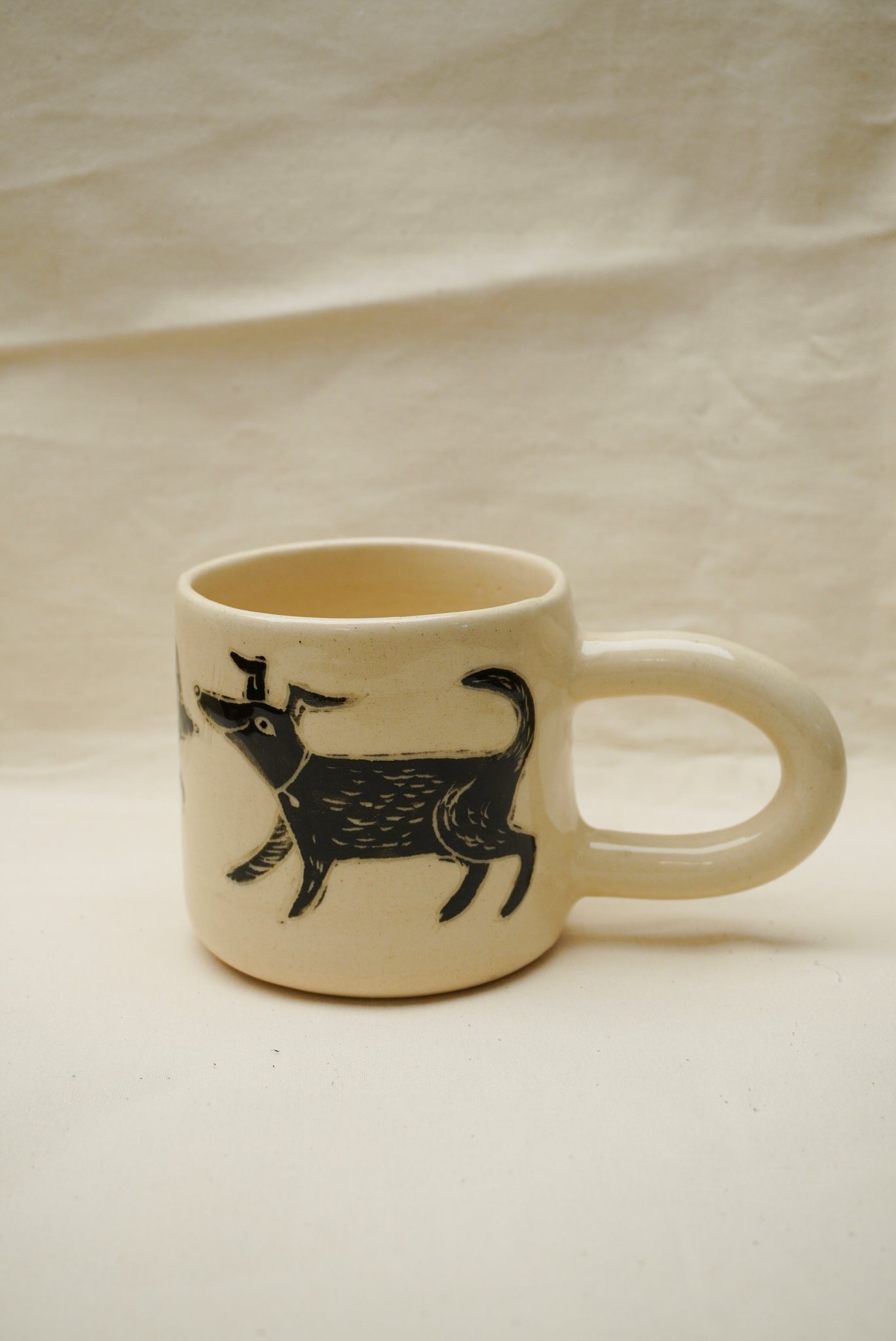 Kubek z czarnym kundelkiem