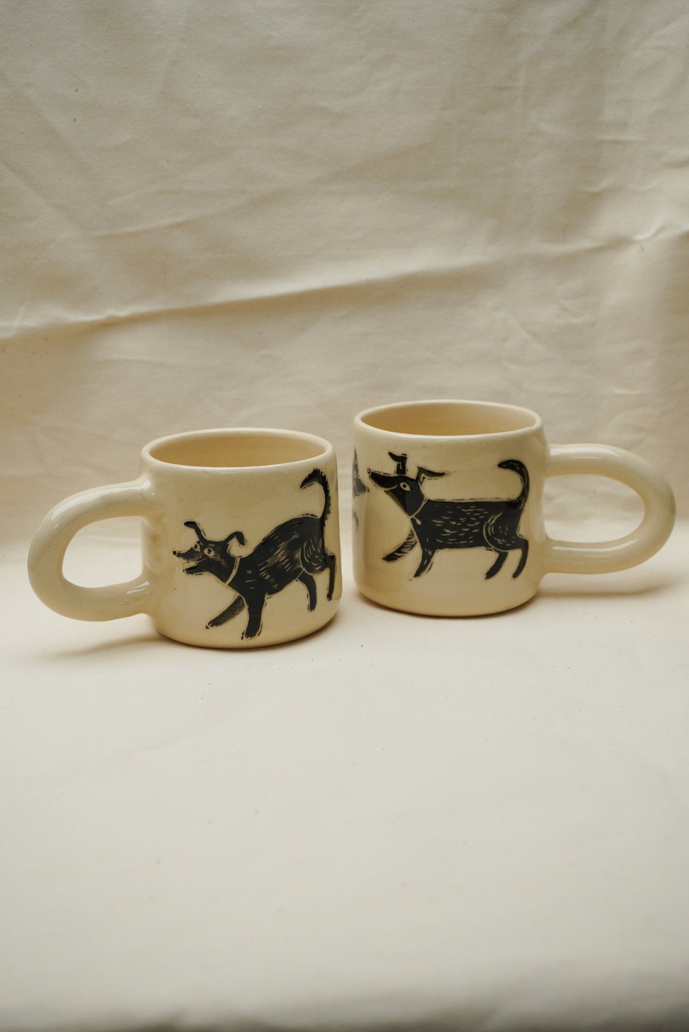 Dwa kubki w wesołe psy