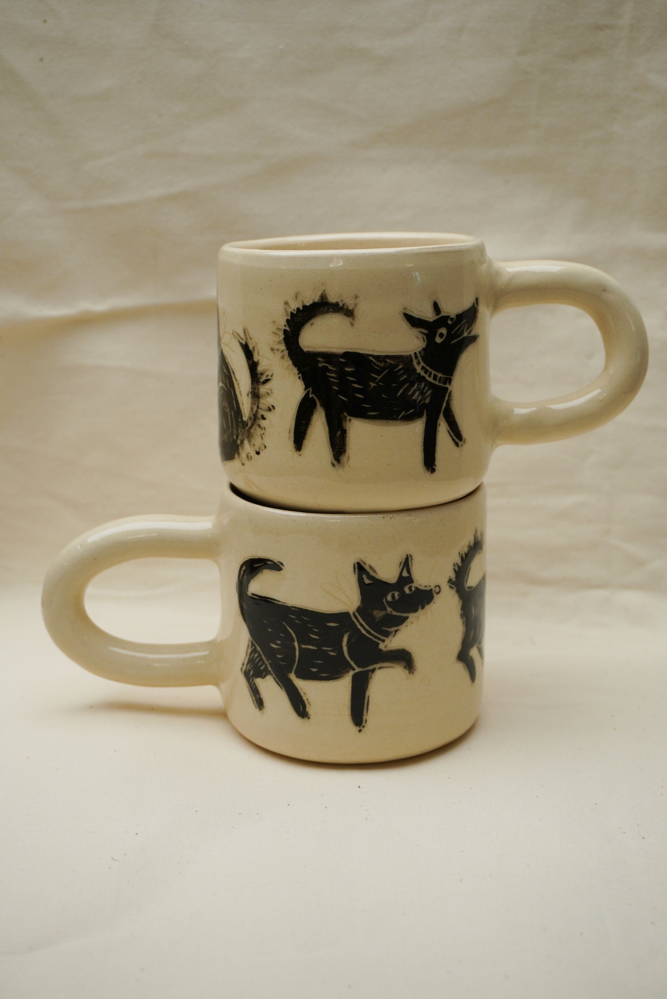 Kubki w czarne kundelki