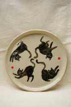 Skaczące koty na talerzu