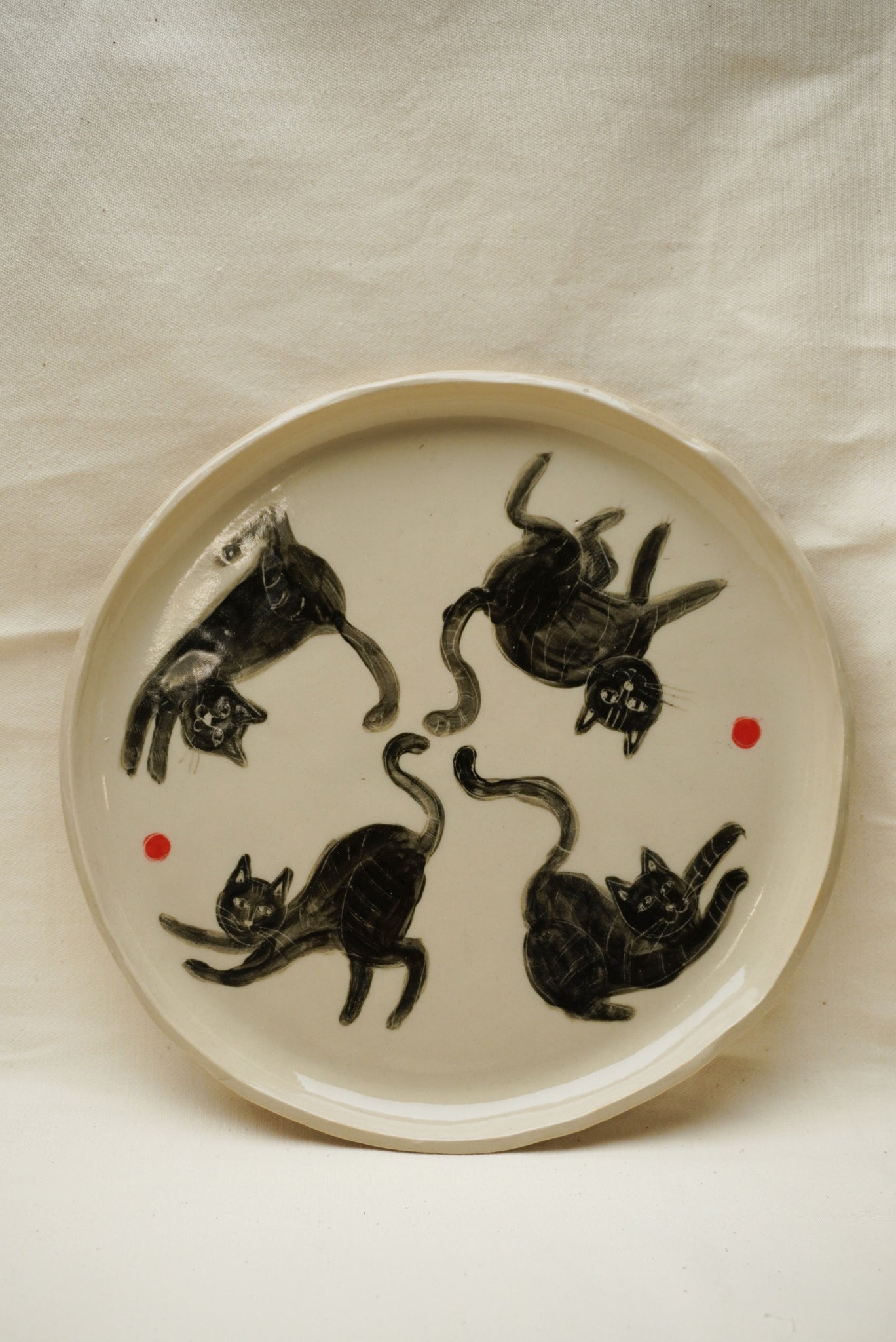 Skaczące koty na talerzu