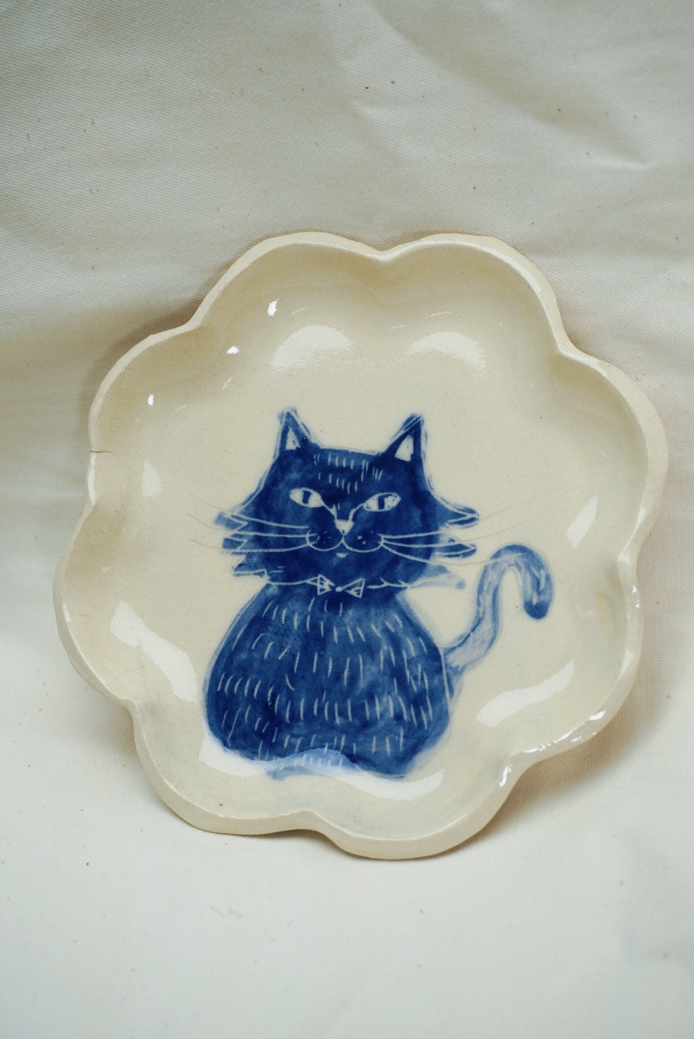 Talerz z uśmiechniętym kobaltowym kotem