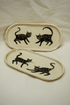 Podłużny talerz w czarne wesołe koty