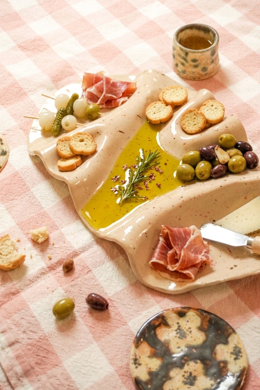 talerz na tapasy z jedzeniem