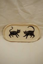 Talerz z dwoma czarnymi kotami